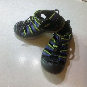 KEEN Youth shoe sandals green blue black 10.25”  x 4”